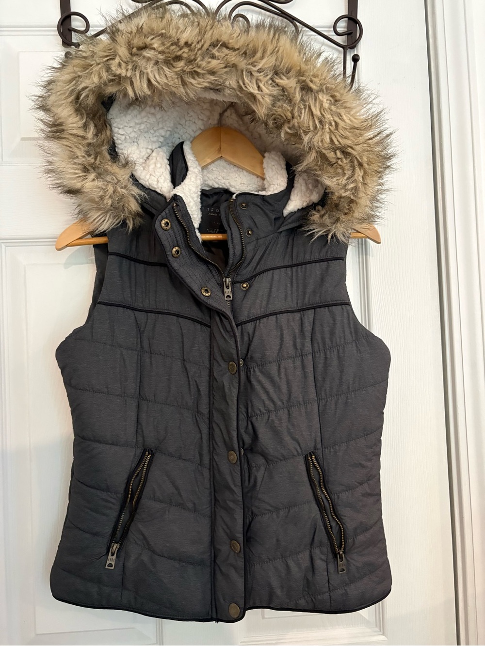 Aeropostale 2017 Y2K Style Charcoal Quilted Hooded Vest with Faux Fur Trim